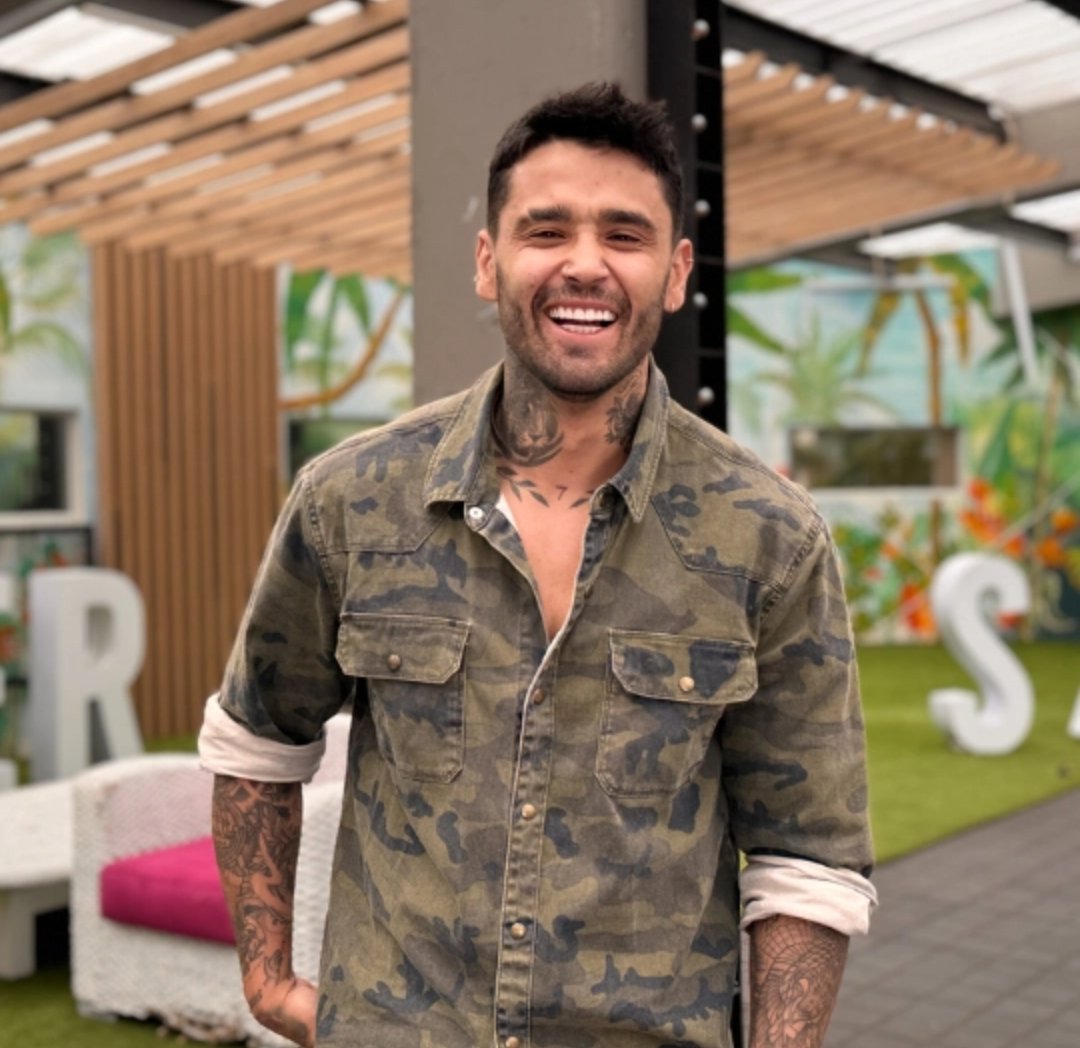 EmilySahily's tweet photo. Me da risa como están de ofendidos con tebi y saber que no lo pueden sacar, lamentablemente se les metió a la final solo team tebi 
#LaCasaDeLosFamososCol3 https://t.co/xf8fFftFlW