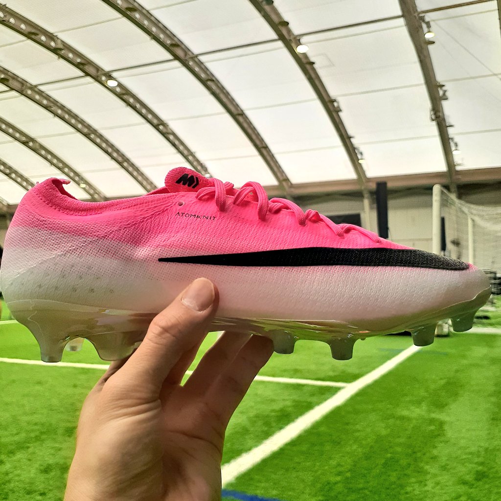 futaba_SW's tweet photo. ついに解禁！
#NIKE フットボール完全新作。

#マーキュリアル シリーズ登場。

✅ヴェイパー17
✅スーパーフライ11

#フタバサッカーワールド では
どちらもAG-PROにて登場。
※FGは展開無

6月上旬の発売を予定。

お見逃しなく！

※後日、詳細情報は、
スタッフ高橋にて👍

#サッカースパイク https://t.co/EjtSYItGYw