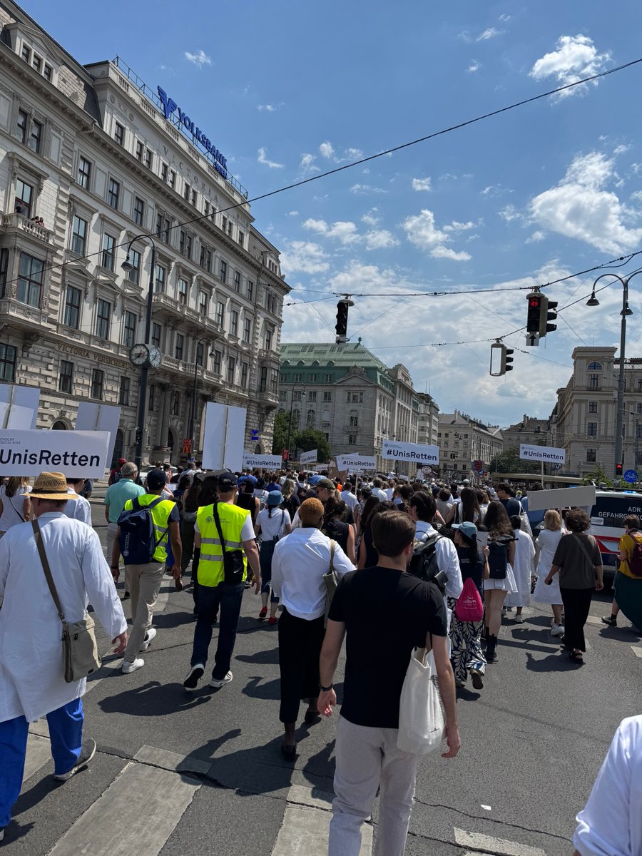 wbuehl's tweet photo. Heute Protestkundgebung gegen Uni-Budget Kürzungen #UnisRetten https://t.co/OYY3OSxbsi