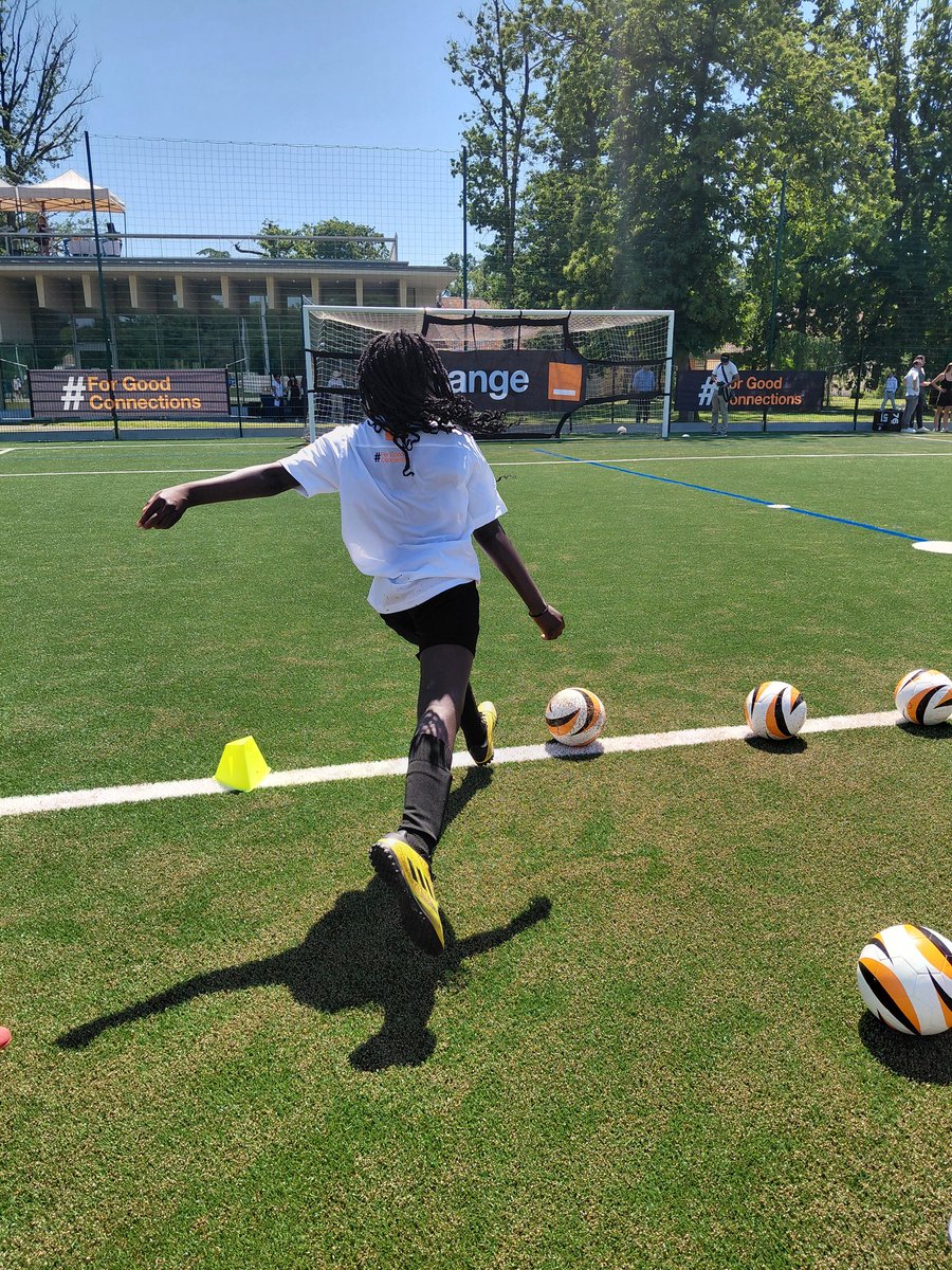 OrangeIDF's tweet photo. 185 enfants venus de 6 clubs de football amateurs franciliens vont fouler la pelouse, dribler et renvoyer le #cyberharcèlement dans ses cages 🥅 https://t.co/bf0062rQwH