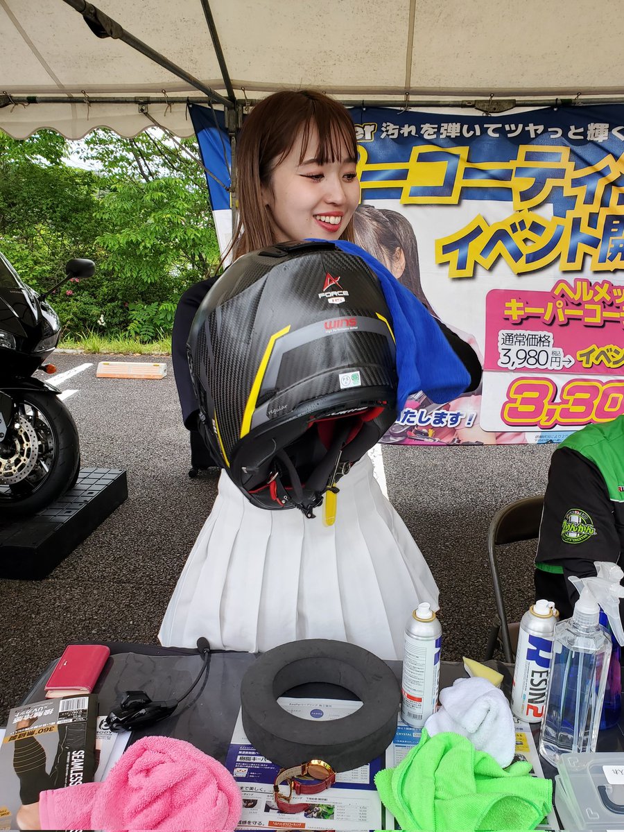 shuugo7's tweet photo. 先日の2りんかん祭りWest！
さおりんにキーパーコーティングしてもらいました🙌めちゃくちゃ綺麗に仕上げてもらえるんやで～😉👍
おまけにさおりんの笑顔とおたふく手袋のアームカバーまで頂けて！お得過ぎ😆
#2りんかん祭りWest
@SaoSao0709 https://t.co/0VfegrdLLO