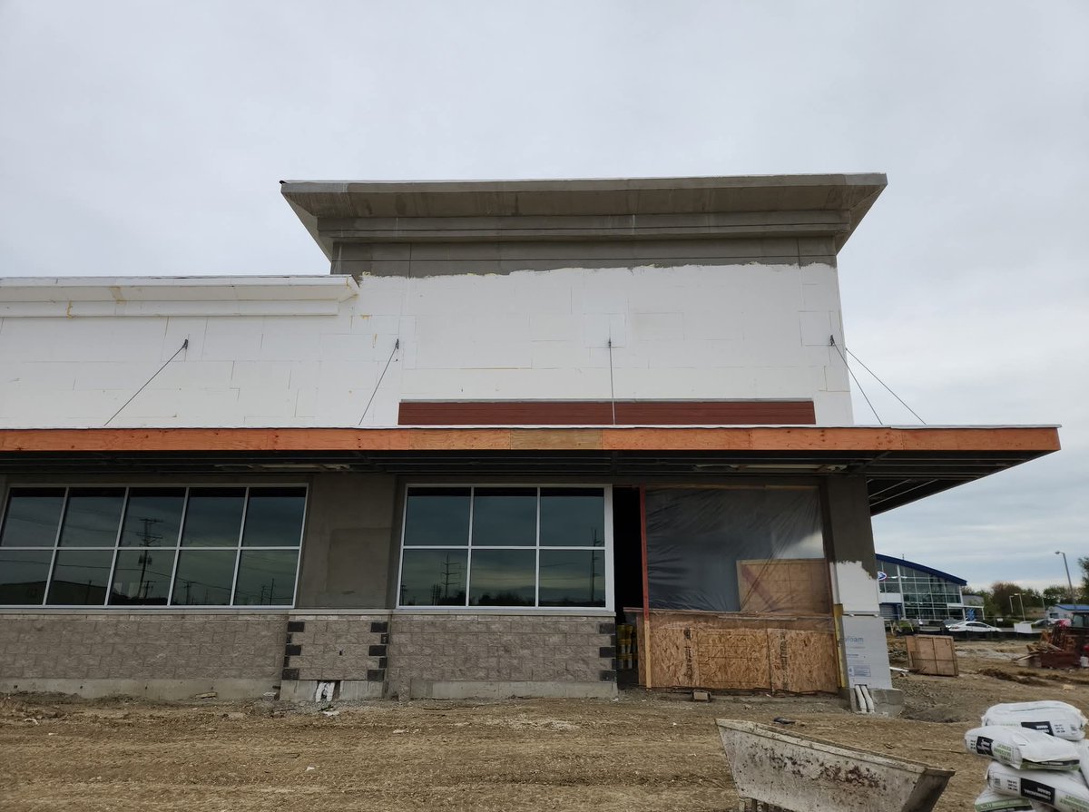 Hardhatchat's tweet photo. Englewood Construction Inc.'s Retail Group is well into the finishes of the ground up grocery shell in Oswego, IL.

#nationalcommercialgeneralcontractor #retailconstruction #groundupconstruction #hardhatchat #ecibuild https://t.co/jpVNy0qNeN