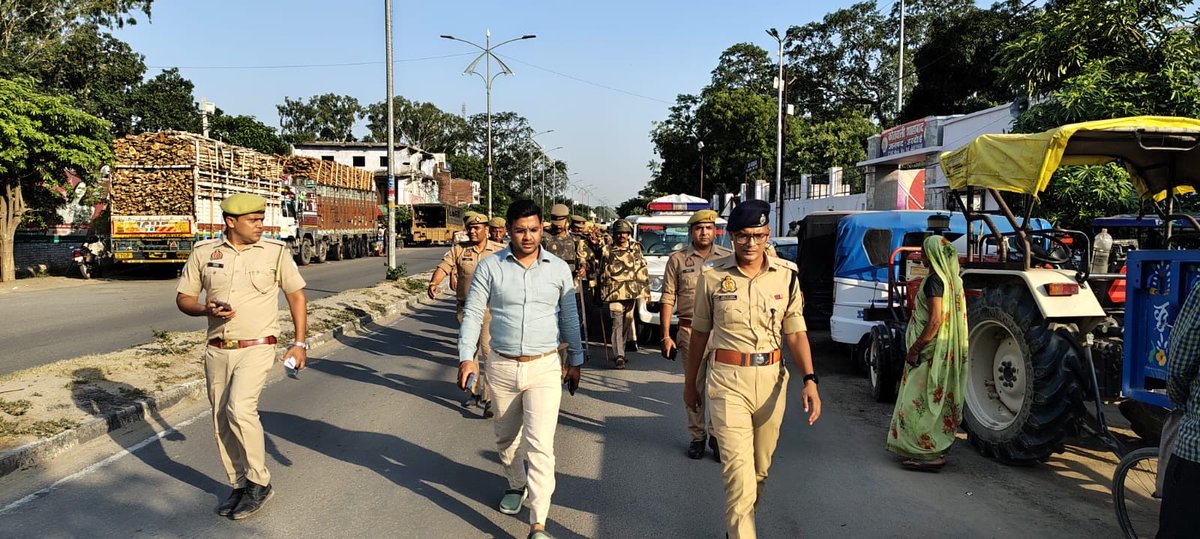 susdear's tweet photo. Route march with Addn SP shahabad. Humble Appeal to all the people of NPP shahabad and tehsil to maintain peace and tranquility during the festival of eid-ul-zaha. 

@dmhardoi @hardoipolice https://t.co/2N0oqtrJM8