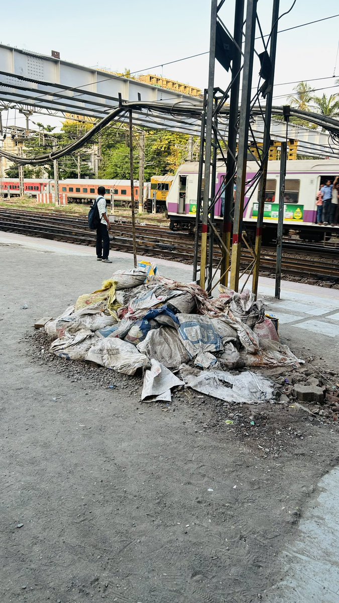 NiteshShinde95's tweet photo. @srdencomumbaicr @drmmumbaicr @RailwaySeva Dear @srdencomumbaicr @drmmumbaicr @AshwiniVaishnaw @RailMinIndia kindly please remove the material today still there other wise not removed.I will written complaint to the official’s.please note. at Vidya Vihar station Platform no1. https://t.co/IEAf0VqY6n