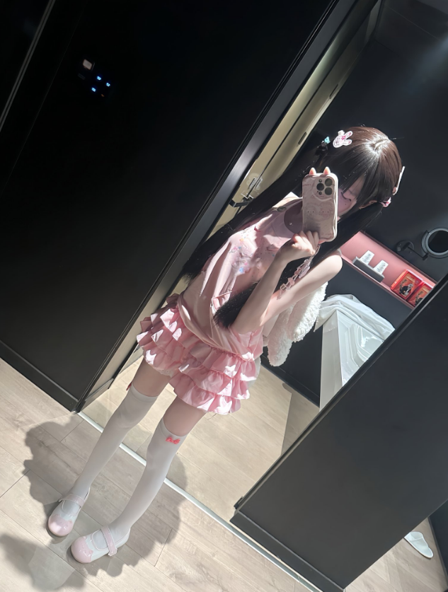 ayumin21112's tweet photo. 口リ好きに刺さる体型って言われます https://t.co/p0pjdk9DSv