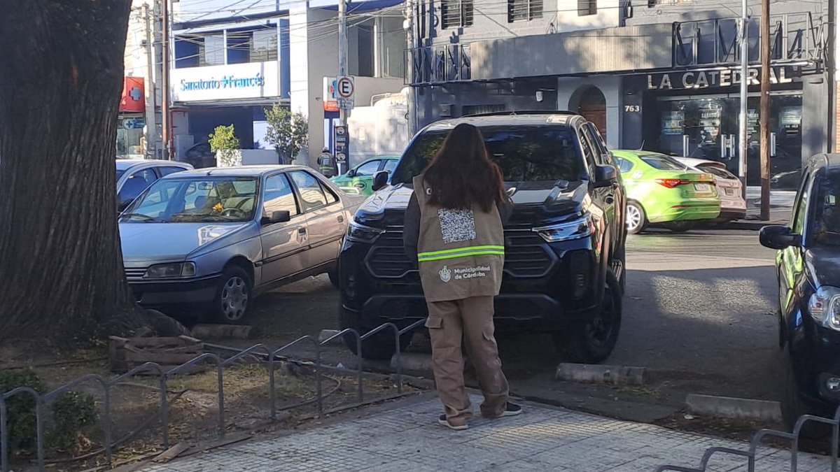 MuniCba's tweet photo. 🚗 ¿Quiénes son y qué hacen los constatadores del nuevo estacionamiento medido?

Son las personas encargadas de controlar que los vehículos estacionados en zonas tarifadas hayan abonado el servicio. Para hacerlo, verifican la patente del vehículo mediante una herramienta digital. https://t.co/ZFfWlR9sky