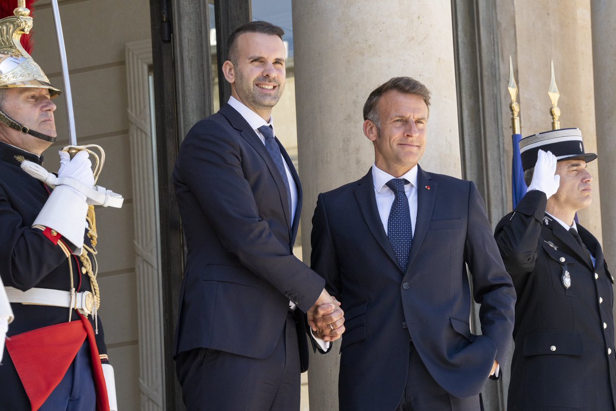 Emmanuel Macron tweet media