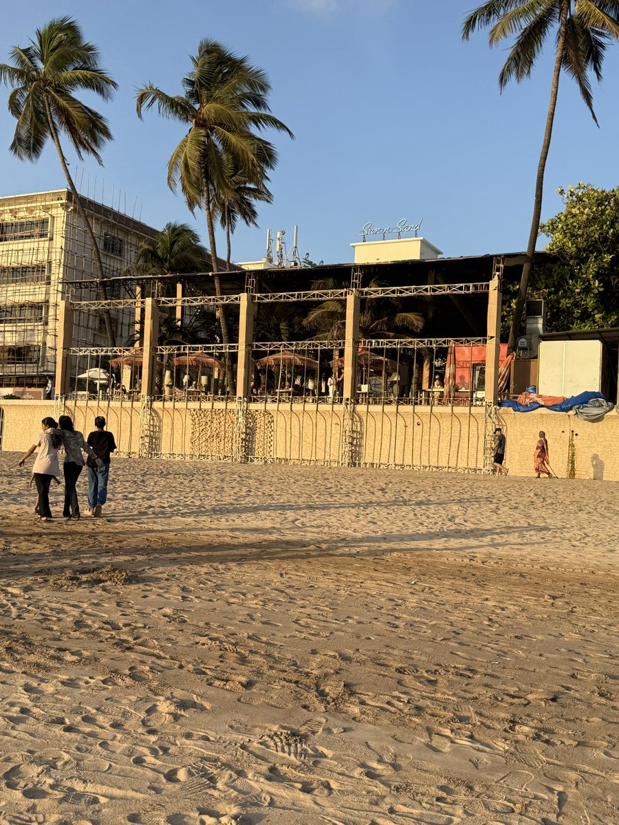MumAlertCitizen's tweet photo. Dear @AshwiniBhide @TawdeRitu @mybmc @mybmcwardKW wondering if that extra construction allowed (including it extending on a public beach)? Bastian Juhu at Sun n Sand https://t.co/BMpfdcr77T