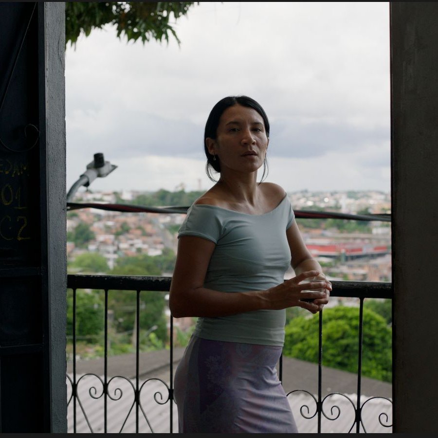 oxentepipoca's tweet photo. As filmagens de 'O Barco e o Rio', co-produção entre Bahia e Amazonas adaptada do curta premiado com cinco Kikitos no Festival de Gramado, começaram em Manaus. 🇧🇷

O filme de Bernardo Ale Abinader acompanha Vera (Isabela Catão), uma mulher evangélica que sonha em construir uma família tradicional cristã ao lado do marido, o pastor Sebastião, e embarca em uma missão evangelizadora pelos rios da Amazônia. Durante a viagem, ela conhece Kauany, uma mecânica de barcos independente que passa a integrar a tripulação e provoca reflexões profundas sobre casamento, desejos pessoais e seu passado ribeirinho.