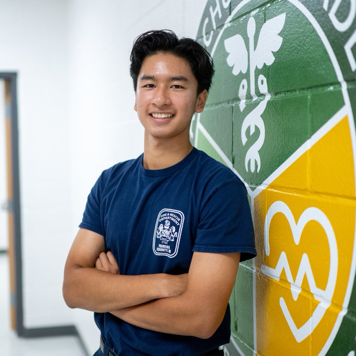 fcpsES's tweet photo. Jeremy Chao de Woodson HS, encontró su confianza y su camino profesional a través de los programas de Enfermería y EMT de Falls Church Academy.
Hoy trabaja en el cuidado de pacientes mientras se prepara para su futuro en enfermería.
📖Conoce su historia: https://t.co/jMrJfBfbhQ https://t.co/wmPloVRHgR