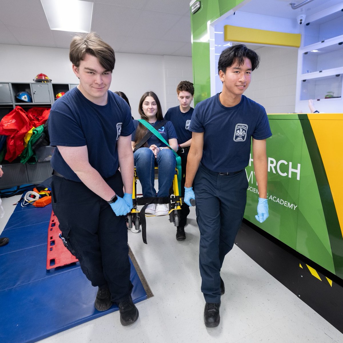 fcpsES's tweet photo. Jeremy Chao de Woodson HS, encontró su confianza y su camino profesional a través de los programas de Enfermería y EMT de Falls Church Academy.
Hoy trabaja en el cuidado de pacientes mientras se prepara para su futuro en enfermería.
📖Conoce su historia: https://t.co/jMrJfBfbhQ https://t.co/wmPloVRHgR