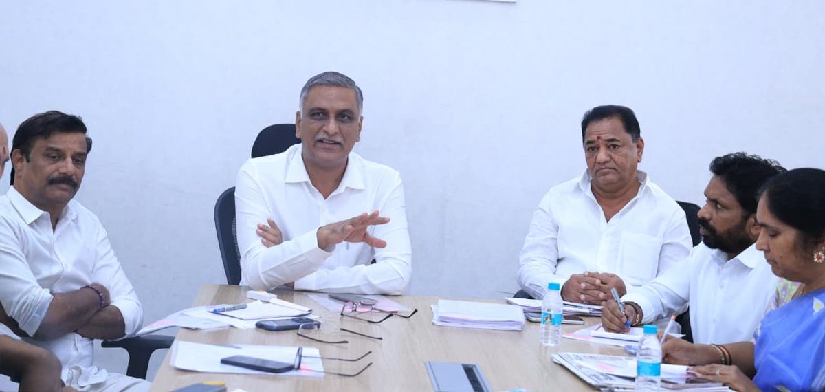 HarishRaoOffice's tweet photo. తెలంగాణ భవన్‌లో మాజీ మంత్రి, బీఆర్ఎస్ డిప్యూటీ ఫ్లోర్ లీడర్ @BRSHarish గారి అధ్యక్షతన ఉమ్మడి మెదక్ జిల్లా పార్టీ శాసనసభ్యులు, మాజీ శాసనసభ్యులు, ఇన్‌చార్జీలు, సమన్వయకర్తలతో సభ్యత్వ నమోదు సన్నాహక సమావేశం జరిగింది.

ఈ సమావేశంలో హరీష్ రావు గారు పార్టీ  నాయకులకు దిశానిర్దేశం చేస్తూ పలు సూచనలు చేశారు:

ఉమ్మడి మెదక్ జిల్లాలోని 10 నియోజకవర్గాల్లో సభ్యత్వ నమోదు కార్యక్రమాన్ని ప్రతిష్టాత్మకంగా తీసుకొని విజయవంతం చేయాలని పిలుపునిచ్చారు. నాయకులు, కార్యకర్తలు ఒకరికొకరు పూర్తి సహకారం అందించుకుంటూ సమన్వయంతో ముందుకు సాగాలన్నారు.

నియోజకవర్గాల వారీగా నియమితులైన సమన్వయకర్తలు స్థానిక నాయకత్వంతో మమేకమై, ప్రణాళికాబద్ధంగా పనిచేయాలని సూచించారు.

ప్రతి ఒక్క నాయకుడు, కార్యకర్త కొంత సమయం కేటాయించి గ్రామ స్థాయి నుంచి పార్టీ బలోపేతానికి చిత్తశుద్ధితో కృషి చేయాలన్నారు.

ఈసారి సాధారణ సభ్యత్వానికి రూ. 10, క్రియాశీలక సభ్యత్వానికి రూ. 50 రుసుముగా నిర్ణయించినట్లు తెలిపారు.

సభ్యత్వ నమోదు ప్రక్రియను పార్టీ పూర్తిగా ఆన్‌లైన్ విధానంలో చేపడుతోంది. స్పాట్‌లో లైవ్ ఫోటో తీసుకోవడంతో పాటు ఓటరు వివరాలు కూడా అక్కడే నమోదవుతాయి. దీని ద్వారా మెంబర్‌షిప్ డ్రైవ్ అత్యంత పారదర్శకంగా జరుగుతుందన్నారు.

క్షేత్రస్థాయిలో క్రియాశీలకంగా ఈ మెంబర్‌షిప్ డ్రైవ్ పూర్తి చేస్తే.. అది రాబోయే ఎన్నికల్లో పార్టీకి ఎంతో ఉపయోగపడుతుందని చెప్పారు.

ఉమ్మడి మెదక్ జిల్లాలో మనం ఇప్పటికే 7 స్థానాలు గెలుచుకున్నామని, వచ్చే ఎన్నికల్లో పదికి పది స్థానాలు సాధించేలా ఇప్పటి నుంచే పునాదులు వేయాలని స్పష్టం చేశారు.

ప్రస్తుతం ఎండల తీవ్రత ఎక్కువగా ఉండటం, గ్రామాల్లో వడ్ల కొనుగోళ్ల ప్రక్రియ కొనసాగుతున్నందున.. రైతులు, కార్యకర్తలకు ఇబ్బంది లేకుండా జూన్ మొదటి వారంలో సభ్యత్వ నమోదు శిక్షణా కార్యక్రమాలను ప్రారంభిద్దామని చెప్పారు.

ఆన్‌లైన్ నమోదు విధానంపై నాయకులకు, కార్యకర్తలకు పూర్తి స్థాయి అవగాహన కల్పించేందుకు ప్రతి నియోజకవర్గ కేంద్రంలో ప్రత్యేక శిక్షణా కార్యక్రమాలు నిర్వహిస్తామన్నారు.

ఈ మెంబర్‌షిప్ డ్రైవ్ నూరు శాతం విజయవంతం కావడానికి స్థానిక ఎమ్మెల్యేలు, మాజీ ఎమ్మెల్యేలు, ముఖ్య నాయకులు, కార్యకర్తలు అందరూ కలిసికట్టుగా కృషి చేయాలని  సూచించారు.

ఈ సమావేశంలో ఎమ్మెల్యేలు చింతా ప్రభాకర్ గారు, కొత్త ప్రభాకర్ రెడ్డి గారు, మాణిక్ రావు గారు, సునీతా లక్ష్మారెడ్డి గారు, ఎమ్మెల్సీ యాదవరెడ్డి గారు, మాజీ ఎమ్మెల్యేలు పద్మా దేవేందర్ రెడ్డి గారు, క్రాంతి కిరణ్ గారు, భూపాల్ రెడ్డి గారు, శశిధర్ రెడ్డి గారు, మాజీ చైర్మన్లు ఒంటేరు ప్రతాపరెడ్డి గారు, దేవి ప్రసాద్ గారు, ఎర్రోళ్ల శ్రీనివాస్ గారు, సమన్వయకర్తలు, మెదక్ జిల్లా మెంబర్షిప్ ఇన్‌చార్జి బాలమల్లు గారు తదితరులు పాల్గొన్నారు.