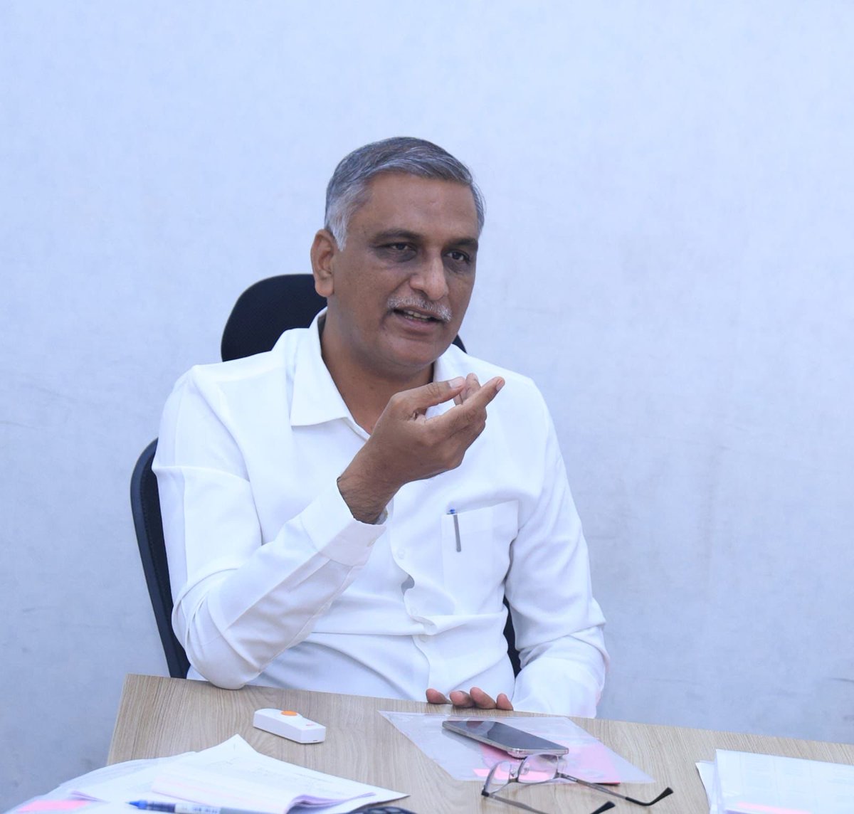 HarishRaoOffice's tweet photo. తెలంగాణ భవన్‌లో మాజీ మంత్రి, బీఆర్ఎస్ డిప్యూటీ ఫ్లోర్ లీడర్ @BRSHarish గారి అధ్యక్షతన ఉమ్మడి మెదక్ జిల్లా పార్టీ శాసనసభ్యులు, మాజీ శాసనసభ్యులు, ఇన్‌చార్జీలు, సమన్వయకర్తలతో సభ్యత్వ నమోదు సన్నాహక సమావేశం జరిగింది.

ఈ సమావేశంలో హరీష్ రావు గారు పార్టీ  నాయకులకు దిశానిర్దేశం చేస్తూ పలు సూచనలు చేశారు:

ఉమ్మడి మెదక్ జిల్లాలోని 10 నియోజకవర్గాల్లో సభ్యత్వ నమోదు కార్యక్రమాన్ని ప్రతిష్టాత్మకంగా తీసుకొని విజయవంతం చేయాలని పిలుపునిచ్చారు. నాయకులు, కార్యకర్తలు ఒకరికొకరు పూర్తి సహకారం అందించుకుంటూ సమన్వయంతో ముందుకు సాగాలన్నారు.

నియోజకవర్గాల వారీగా నియమితులైన సమన్వయకర్తలు స్థానిక నాయకత్వంతో మమేకమై, ప్రణాళికాబద్ధంగా పనిచేయాలని సూచించారు.

ప్రతి ఒక్క నాయకుడు, కార్యకర్త కొంత సమయం కేటాయించి గ్రామ స్థాయి నుంచి పార్టీ బలోపేతానికి చిత్తశుద్ధితో కృషి చేయాలన్నారు.

ఈసారి సాధారణ సభ్యత్వానికి రూ. 10, క్రియాశీలక సభ్యత్వానికి రూ. 50 రుసుముగా నిర్ణయించినట్లు తెలిపారు.

సభ్యత్వ నమోదు ప్రక్రియను పార్టీ పూర్తిగా ఆన్‌లైన్ విధానంలో చేపడుతోంది. స్పాట్‌లో లైవ్ ఫోటో తీసుకోవడంతో పాటు ఓటరు వివరాలు కూడా అక్కడే నమోదవుతాయి. దీని ద్వారా మెంబర్‌షిప్ డ్రైవ్ అత్యంత పారదర్శకంగా జరుగుతుందన్నారు.

క్షేత్రస్థాయిలో క్రియాశీలకంగా ఈ మెంబర్‌షిప్ డ్రైవ్ పూర్తి చేస్తే.. అది రాబోయే ఎన్నికల్లో పార్టీకి ఎంతో ఉపయోగపడుతుందని చెప్పారు.

ఉమ్మడి మెదక్ జిల్లాలో మనం ఇప్పటికే 7 స్థానాలు గెలుచుకున్నామని, వచ్చే ఎన్నికల్లో పదికి పది స్థానాలు సాధించేలా ఇప్పటి నుంచే పునాదులు వేయాలని స్పష్టం చేశారు.

ప్రస్తుతం ఎండల తీవ్రత ఎక్కువగా ఉండటం, గ్రామాల్లో వడ్ల కొనుగోళ్ల ప్రక్రియ కొనసాగుతున్నందున.. రైతులు, కార్యకర్తలకు ఇబ్బంది లేకుండా జూన్ మొదటి వారంలో సభ్యత్వ నమోదు శిక్షణా కార్యక్రమాలను ప్రారంభిద్దామని చెప్పారు.

ఆన్‌లైన్ నమోదు విధానంపై నాయకులకు, కార్యకర్తలకు పూర్తి స్థాయి అవగాహన కల్పించేందుకు ప్రతి నియోజకవర్గ కేంద్రంలో ప్రత్యేక శిక్షణా కార్యక్రమాలు నిర్వహిస్తామన్నారు.

ఈ మెంబర్‌షిప్ డ్రైవ్ నూరు శాతం విజయవంతం కావడానికి స్థానిక ఎమ్మెల్యేలు, మాజీ ఎమ్మెల్యేలు, ముఖ్య నాయకులు, కార్యకర్తలు అందరూ కలిసికట్టుగా కృషి చేయాలని  సూచించారు.

ఈ సమావేశంలో ఎమ్మెల్యేలు చింతా ప్రభాకర్ గారు, కొత్త ప్రభాకర్ రెడ్డి గారు, మాణిక్ రావు గారు, సునీతా లక్ష్మారెడ్డి గారు, ఎమ్మెల్సీ యాదవరెడ్డి గారు, మాజీ ఎమ్మెల్యేలు పద్మా దేవేందర్ రెడ్డి గారు, క్రాంతి కిరణ్ గారు, భూపాల్ రెడ్డి గారు, శశిధర్ రెడ్డి గారు, మాజీ చైర్మన్లు ఒంటేరు ప్రతాపరెడ్డి గారు, దేవి ప్రసాద్ గారు, ఎర్రోళ్ల శ్రీనివాస్ గారు, సమన్వయకర్తలు, మెదక్ జిల్లా మెంబర్షిప్ ఇన్‌చార్జి బాలమల్లు గారు తదితరులు పాల్గొన్నారు.
