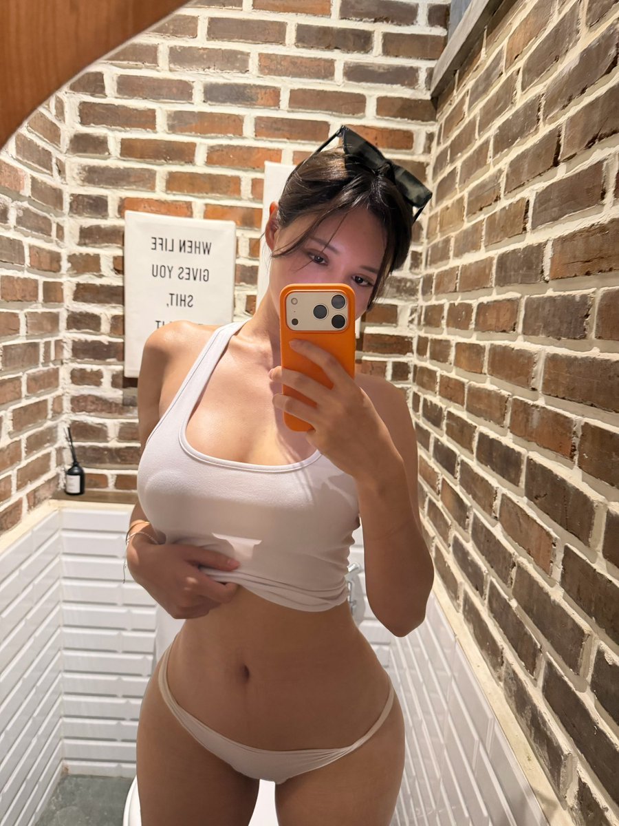seoahn28_'s tweet photo. Do men secretly do bathroom body checks too? 👀 https://t.co/NyNhKX4gVV