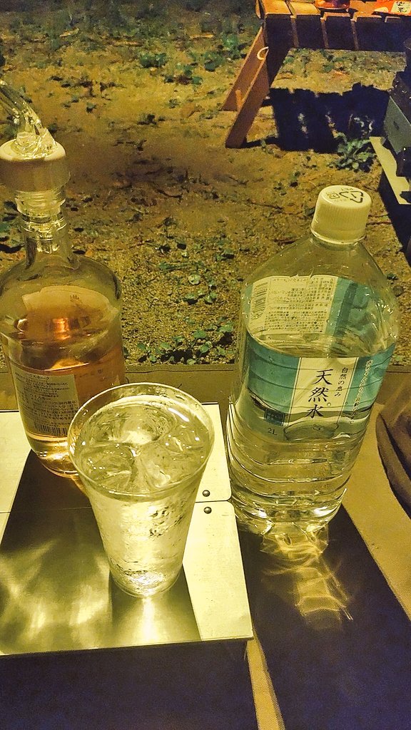 pasaCamp's tweet photo. 炭酸無くなったから水割りに移りました

ホタルっぽいのも見えたけど
雨止まないから
見に行かず

涼しいからまあいいか？ https://t.co/l3oOuCEpeV