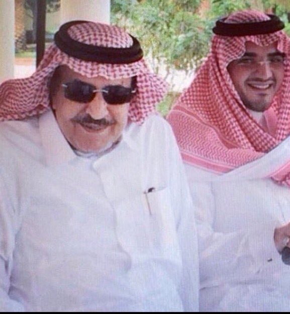 booker_456's tweet photo. 📍يقول سمو الأمير عبدالعزيز بن سعود بن نايف -وزير الداخلية- عن جدّه سمو الأمير نايف بن عبدالعزيز -رحمه الله-:

"في رحلات الصيد التي يقوم بها الأمير نايف بالقرب من المناطق الحدودية في الصحراء على تخوم حدود بعض الدول المجاورة، يحرص سموه على وضع مبالغ مالية في كثير من السيارات المرافقة له في تلك الرحلة ليتم توزيعها على الفقراء والمحتاجين وبعض كبار السن الذين نصادفهم في تلك المناطق".

📚نايف رجل السياسة ومحنك القيادة (٨٠).