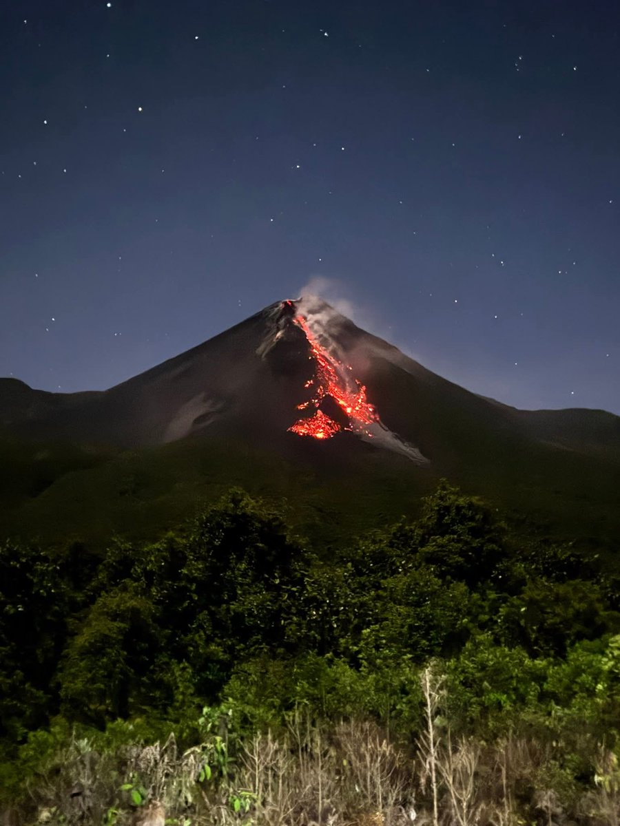RichardDavila30's tweet photo. Su atención presidente @DanielNoboaOk @LuisJaramilloOK @TurismoEc @Produccion_Ecu @ProEcuador_
Mientras otros países convierten a sus volcanes activos en íconos turísticos mundiales, en Ecuador todavía no aprovechamos todo el potencial que tenemos.
El volcán  El Reventador es considerado uno de los volcanes más activos de América y el segundo más activo del Ecuador. 
Un espectáculo natural único que pocos países pueden ofrecer de forma tan accesible.
Desde la Hostería el Reventador existen incluso dos opciones para observar este fenómeno natural y vivir la experiencia de ver un volcán activo en plena Amazonía ecuatoriana.
Ecuador no tiene solo la Avenida de los Volcanes en el continente, también tiene a Islas Galápagos con volcanes activos y paisajes únicos en el planeta.
Tenemos todo para diferenciarnos internacionalmente y atraer turismo de naturaleza, aventura y ciencia.
Los volcanes no deberían verse solo como amenaza, sino también como una oportunidad para generar turismo, empleo y desarrollo sostenible en las comunidades. 🌋🇪🇨