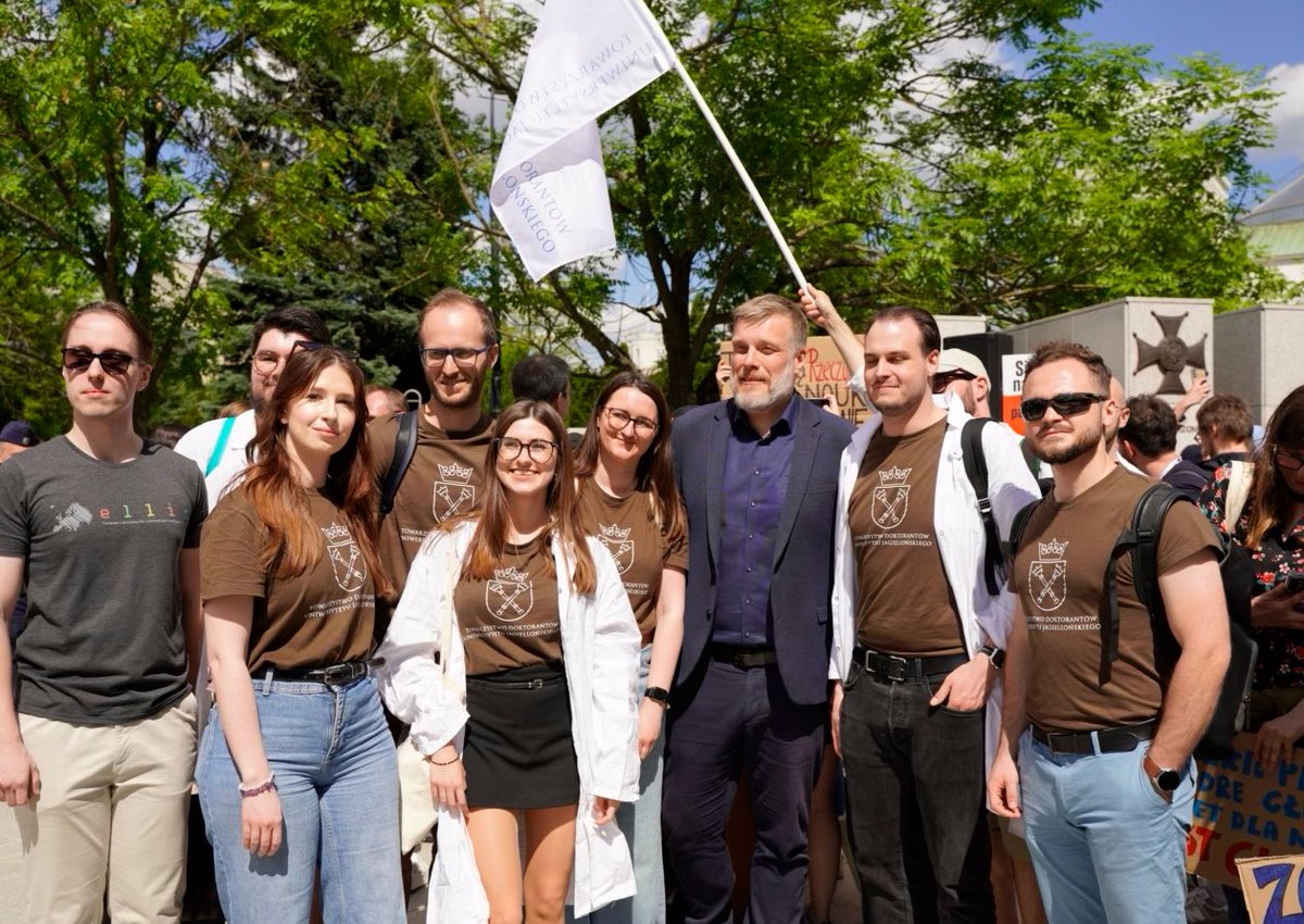 ZandbergRAZEM's tweet photo. Dość głodzenia nauki! 

Panu ministrowi @MarcinKulasek udała się wyjątkowa sztuka: wyprowadził na ulicę naukowców. Oszczędzanie na badaniach podstawowych, na aparaturze, żenujące płace, które wypychają naukowców z Polski – to jest polityka antyrozwojowa. To się musi skończyć! https://t.co/7hw2N3r9Vk