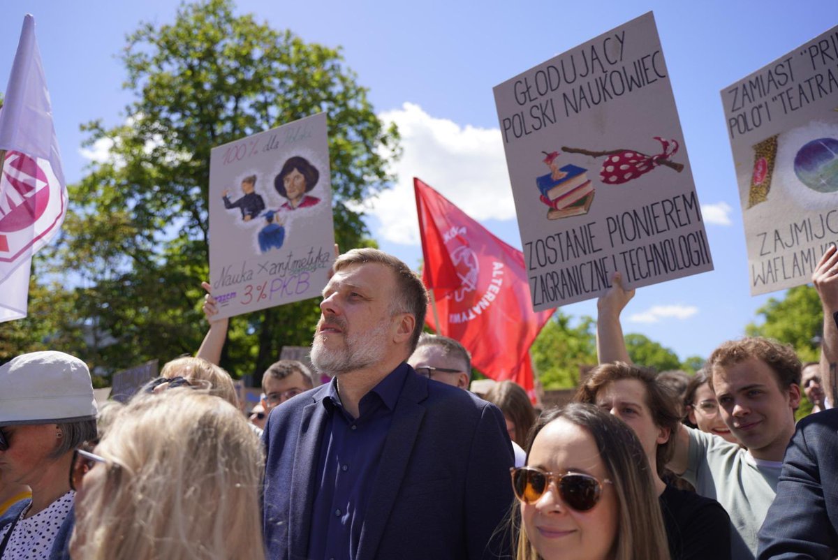 ZandbergRAZEM's tweet photo. Dość głodzenia nauki! 

Panu ministrowi @MarcinKulasek udała się wyjątkowa sztuka: wyprowadził na ulicę naukowców. Oszczędzanie na badaniach podstawowych, na aparaturze, żenujące płace, które wypychają naukowców z Polski – to jest polityka antyrozwojowa. To się musi skończyć! https://t.co/7hw2N3r9Vk