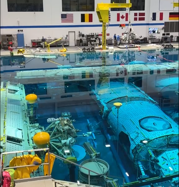 Astro_Pablo_ESA's tweet photo. Hoy de nuevo entrenamiento en el Neutral Buoyancy Lab de Houston. 

Sé que he ido contando algunos detalles ya sobre lo que se hace en estos entrenamientos, pero queréis saber algo en particular? 

Dejadme preguntas por aquí. https://t.co/GFD0FR4ub0
