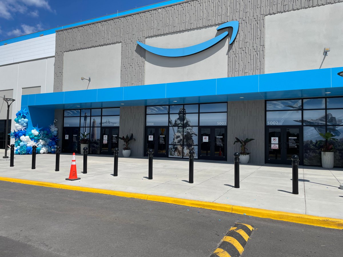 vbschools's tweet photo. .@amazon's support is bringing STEM learning into the community through The Beacon, the @VBFACE1 new mobile resource truck. 💙

Thanks to a $50,000 donation, students and families will access hands-on STEM experiences this summer, including coding, robotics, and engineering activities across Virginia Beach. Funding also supports middle school engineering kits for teachers.

Read more on The CORE blog → https://t.co/4ZPB8j9JMC

#WeAreVBSchools #VBCPSCommunityPartnersRock #FutureReadyStudentsAtVBCPS