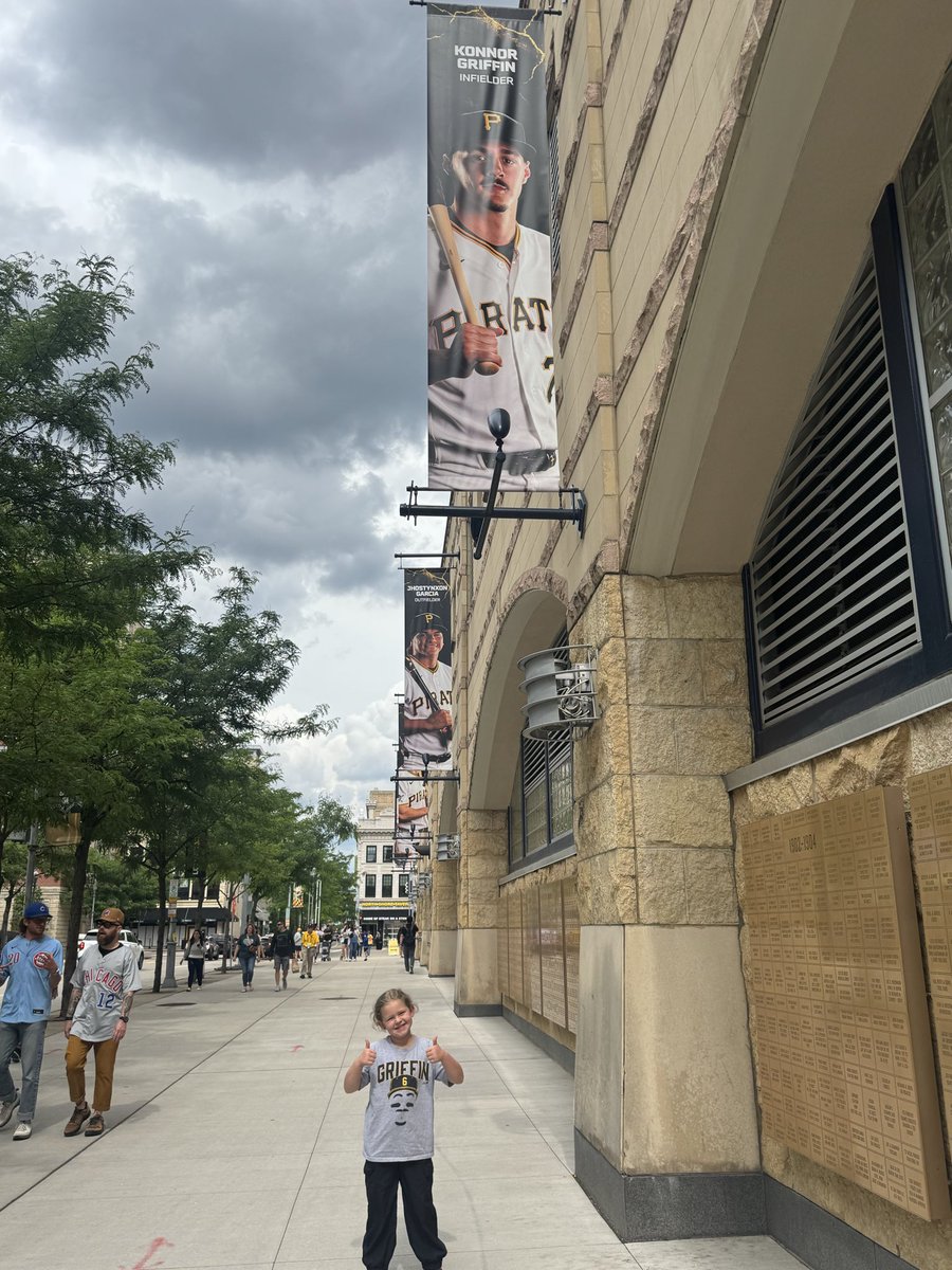 H_Funk52's tweet photo. Made the 2 hour drive to see her favorite team and player. She some how managed to weasel her way to the front of the line through a bunch adults to get her ball signed. Thanks @KonnorGriffin22! https://t.co/Gkv9K1KMyZ