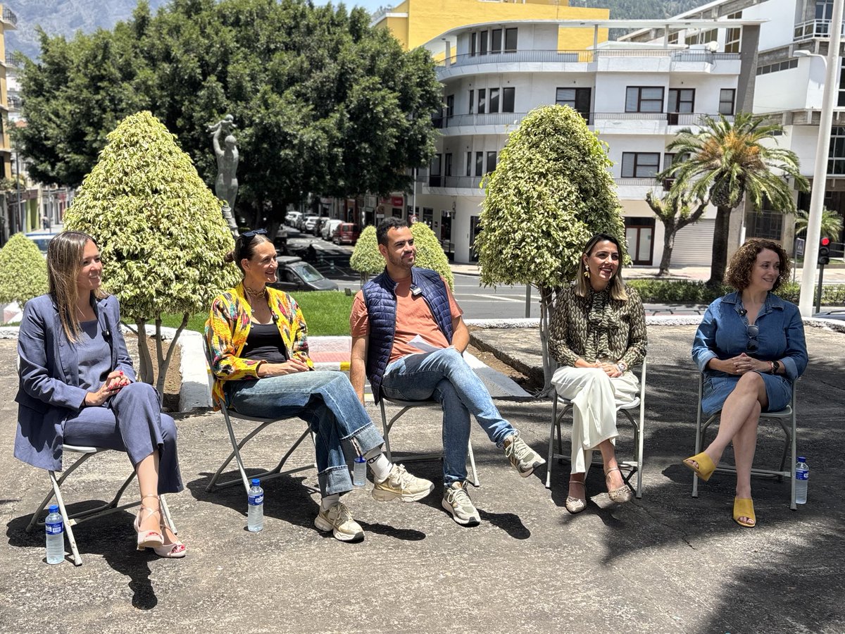 CabLaPalma's tweet photo. 🎙️ Hoy participamos en La Recova Radiofónica, un espacio que impulsa:
✔️ El comercio local
✔️ Las iniciativas empresariales
✔️ El talento de nuestra isla https://t.co/MehZLT19Q1