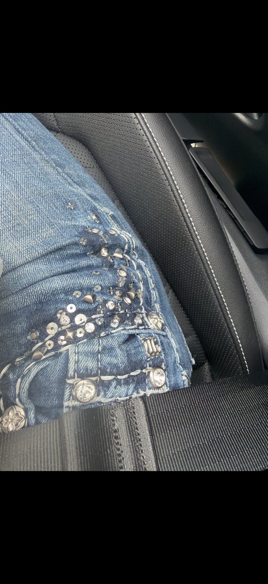 electrhoed's tweet photo. @aciddd_abk @mamiikeeyy Last time I’ll piss you off I promise luv x
Another man bought me a pair of Miss Me jeans recently too. Spent a rack just to see me. https://t.co/aFHZCM7mMP