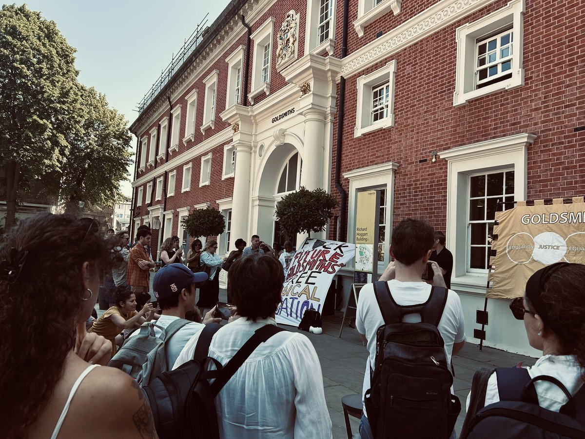 phaisie's tweet photo. Over 200 staff and students at #SaveGoldsmiths rally against 100% deductions - a lockout - for our marking and assessment boycott, which was our response to compulsory redundancies. We need your support! More here: https://t.co/zGQeP98D4P https://t.co/2uDR61xp5N