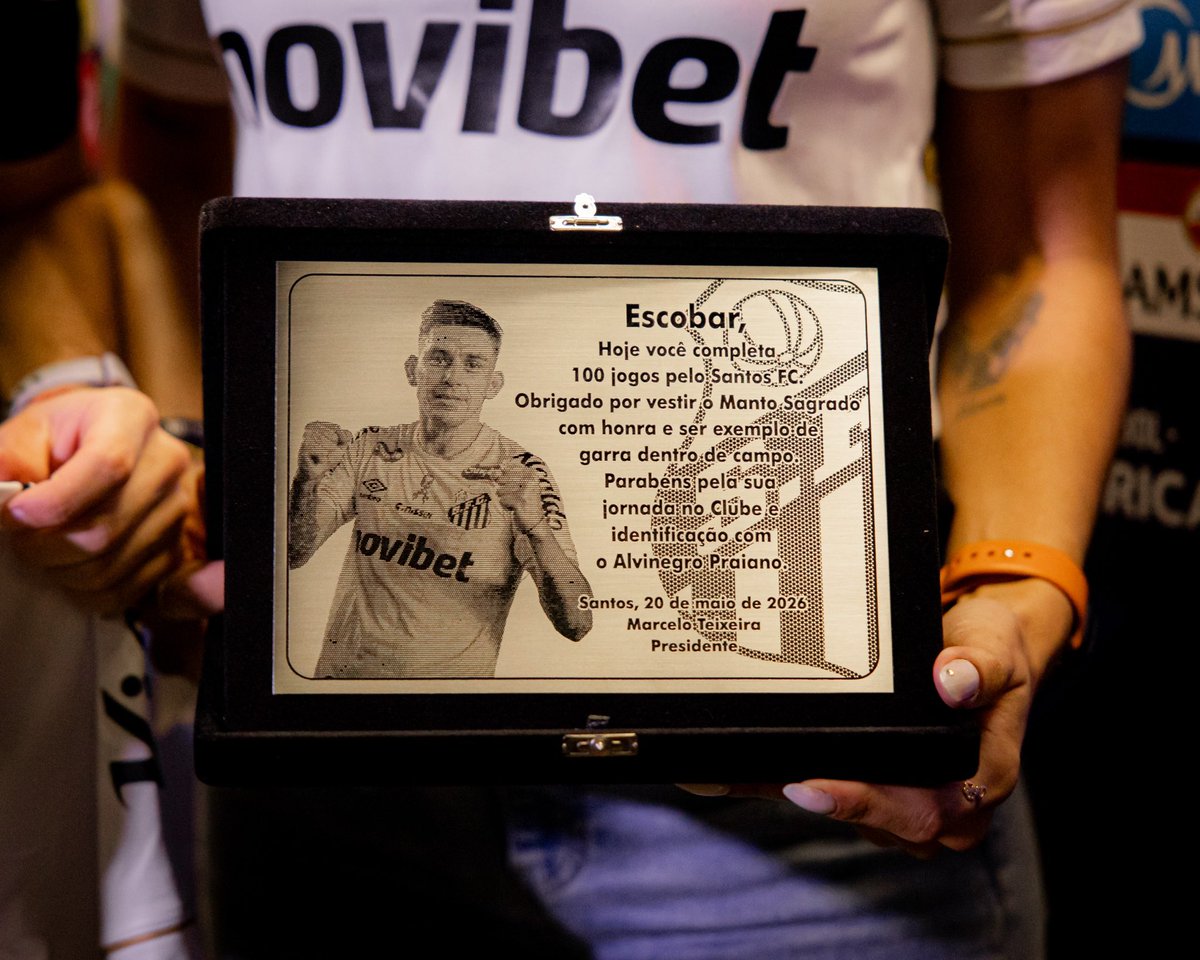 SantosFC's tweet photo. Homenagem aos 100 de um atleta que é sinônimo de raça e respeito pelo #MantoSagrado. Pra cima deles, Escobar! 👊🏻 https://t.co/wUZYgB7rPO