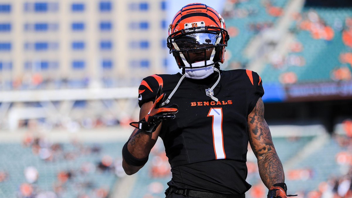 TheFFRealist's tweet photo. WRs with at least 9 targets per game last season:

🔹 Ja’Marr Chase - 11.6

🔹 Puka Nacua - 10.4

🔹 Amon-Ra St.Brown - 10.1

🔹 Chris Olave - 9.8

🔹 Rashee Rice - 9.8

🔹 Jaxon Smith-Njigba - 9.6

🔹 Drake London - 9.3 https://t.co/LAf2CYd5Xz
