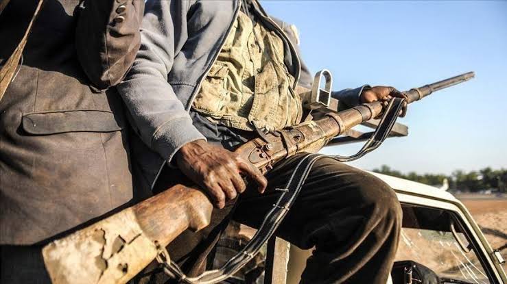 pbeyok's tweet photo. 🚨 #NordKivu : Une attaque attribuée aux #ADF sur l’axe Mbau-Kamango (territoire de #Beni) a fait 2 blessés civils et une femme kidnappée ce mercredi 27 mai. Des boutiques et une pharmacie ont été pillées avant l’incendie d’une maison. Le trafic a repris sur la route. https://t.co/9tVEWVwXTY