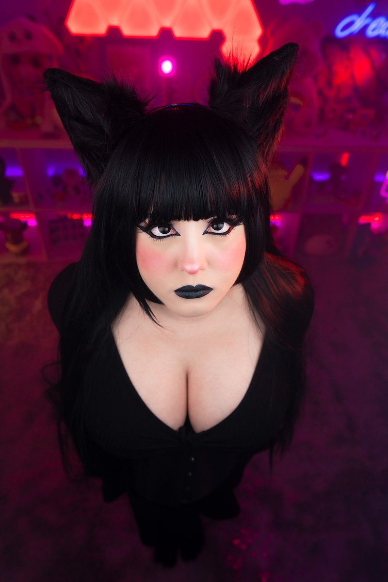 thickgothkitty's tweet photo. kitty wants headpats 🐈‍⬛️ https://t.co/S2IBbyII8G