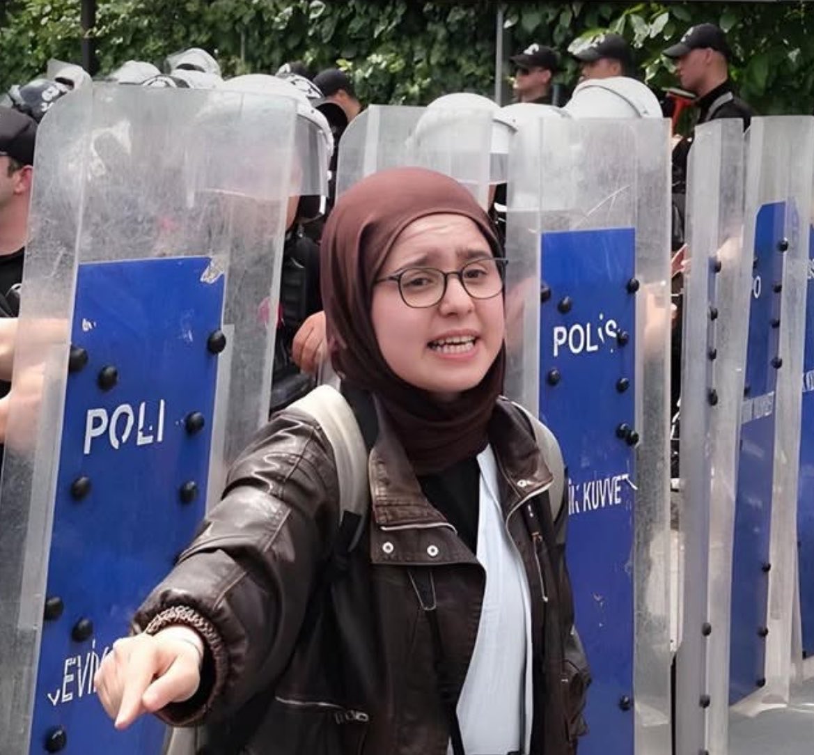 21yusufcelik's tweet photo. Bir gecede kapatılıp yeniden açılan Bilgi Üniversitesi’ne ilişkin yaptığı açıklamalar ve verdiği röportajlar nedeniyle gece yarısı evinden  gözaltına alınan  Hafize Çetin, bugün Gaziosmanpaşa Adliyesi’ne sevk edildi.
Savcılık,  yurtdışı çıkış ve imza ile adli kontrol istedi. Çetin, yurtdışı çıkış ve imza ile  serbest bırakıldı.