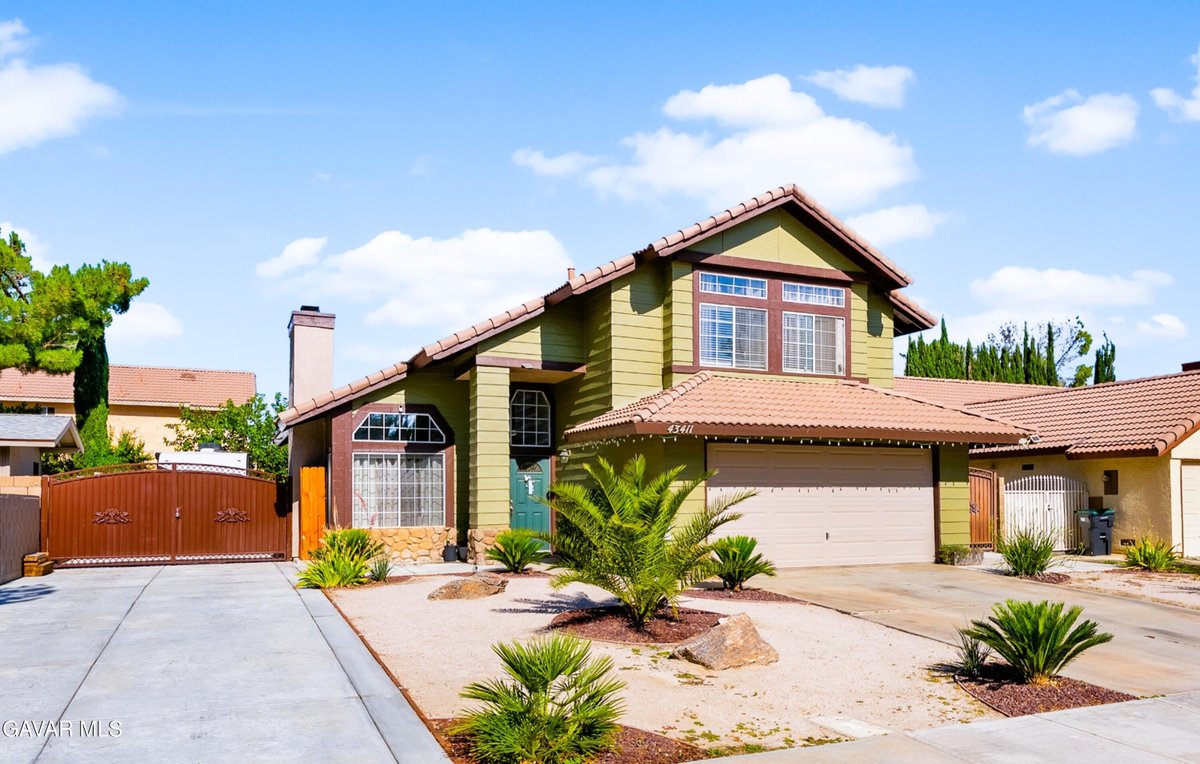 chilenoces's tweet photo. 43411 Carol Drive, Lancaster, CA, 93535
3 bed | 2.5 bath 1656 Sq. Ft.
Active | 464998
https://t.co/lqk9XoKfl0
This two-story home located in east Lancaster is one of those places that just feels quiet and comfortable the minute you arrive. The front yard is zero-scaped --... https://t.co/V43dTkmBpc