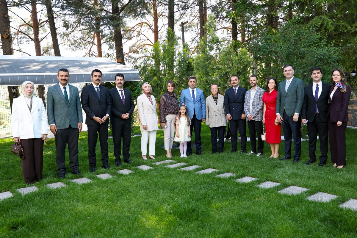 TunceliValiligi's tweet photo. 📌 Valimiz Sayın Şefik Aygöl ve Hanımefendi Sayın Nazlı Aygöl, Mülki İdare amirlerimiz ve aileleri ile kurban bayramında bir araya gelerek bayram sevincini paylaştı.

@sefikaygol
@nazliaygol https://t.co/HAWaXir1qJ