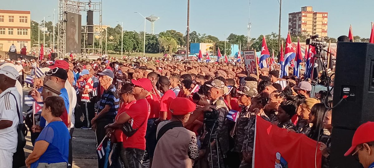 odelin_cruz's tweet photo. El pueblo guantanamero, se dio masiva cita en la tribuna atimperialista en respaldo al General de ejército #RaulEsRaúl 
#CubaVencerá 
#CubaEstáFirme https://t.co/PDEemFNGkY
