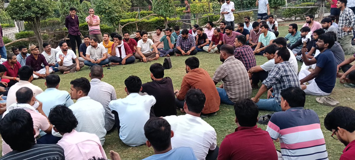 imkundan_singh's tweet photo. लेखपाल अभ्यर्थियों की मीटिंग सफलता पूर्वक सम्पन्न हुई।

आगे की जानकारी के लिए बने रहिये... https://t.co/s0xng68RhQ