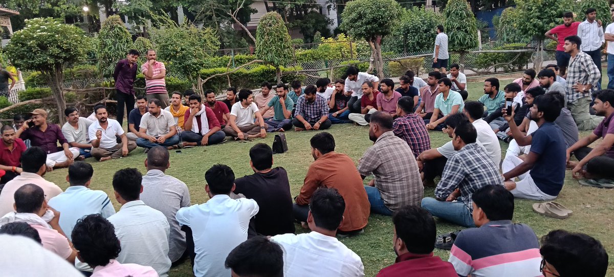 imkundan_singh's tweet photo. लेखपाल अभ्यर्थियों की मीटिंग सफलता पूर्वक सम्पन्न हुई।

आगे की जानकारी के लिए बने रहिये... https://t.co/s0xng68RhQ