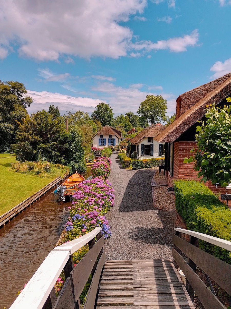 vistaaura222's tweet photo. Giethoorn, Netherlands https://t.co/SFrFYbbD7Y