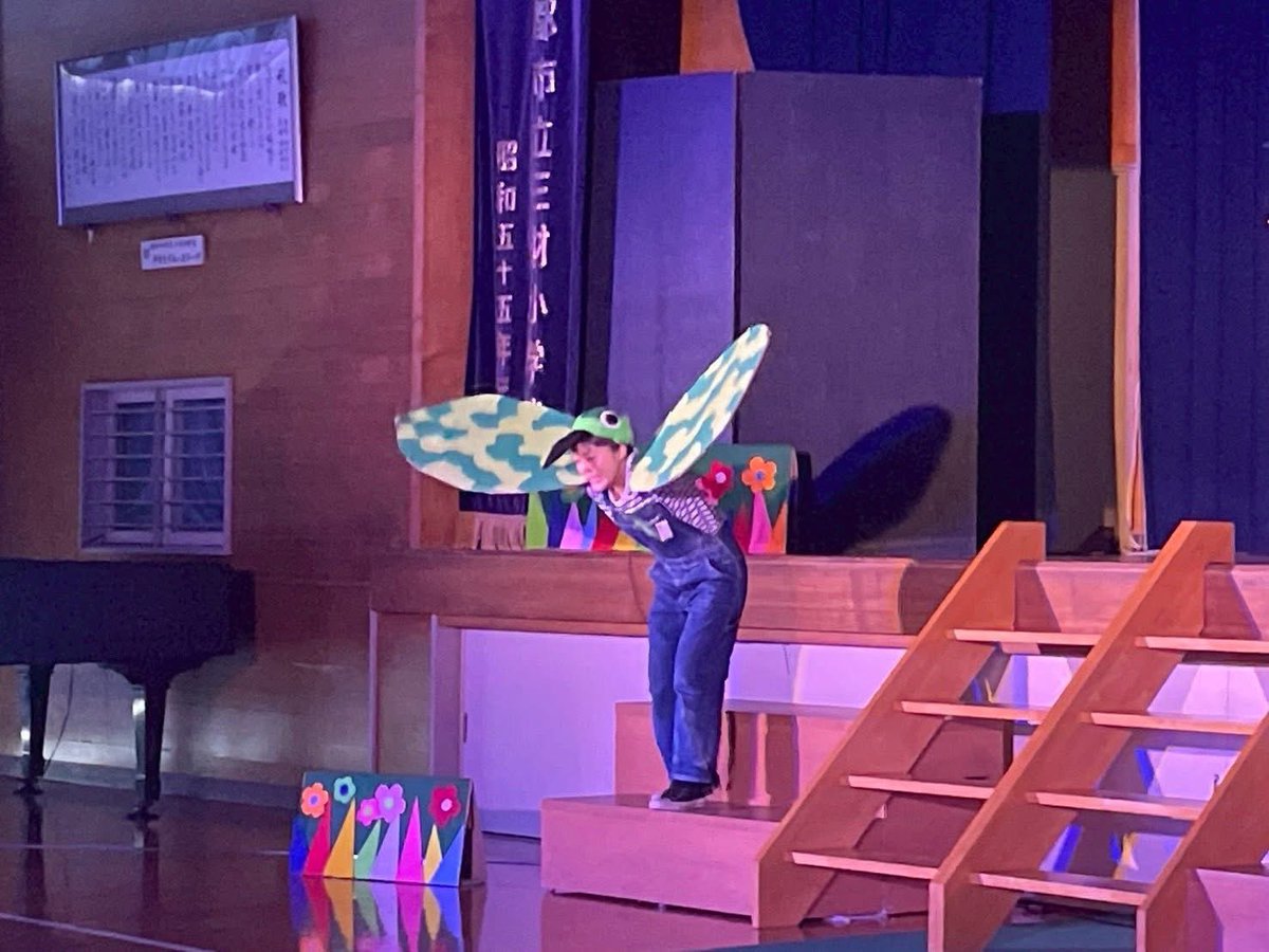 unitantena's tweet photo. 今年度の学校公演がスタートしました😊

今日は西都市の三財小学校で「めじろくん」を上演。

約100名の生徒さん達はとても元気いっぱい！
最初は賑やかだった会場も、物語が進むにつれて、ぐっとお芝居の世界に入り込んでいるのが伝わってきました。 https://t.co/aYm5r4M30a