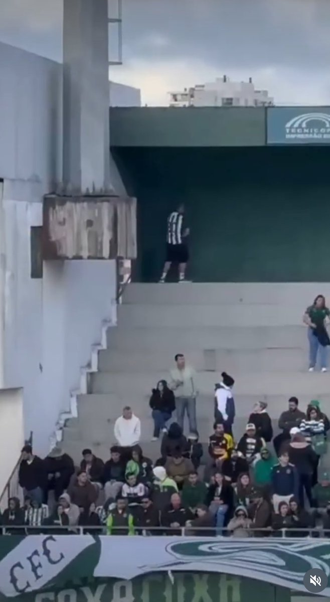 geuc_'s tweet photo. @Ranking_CBF @Ederlrn Estrutura? não fode, a própria torcida do Coritiba reclama que faltam banheiros, e eles mesmos mijam na arquibancada.
Na visitante, é 1 banheiro minúsculo pra 4 mil cabeças, 3 privadas sem assento, sem papel, sem água, sem porra nenhuma.
Pior estrutura que eu já vi em estádios. https://t.co/SlOUJWJxvh