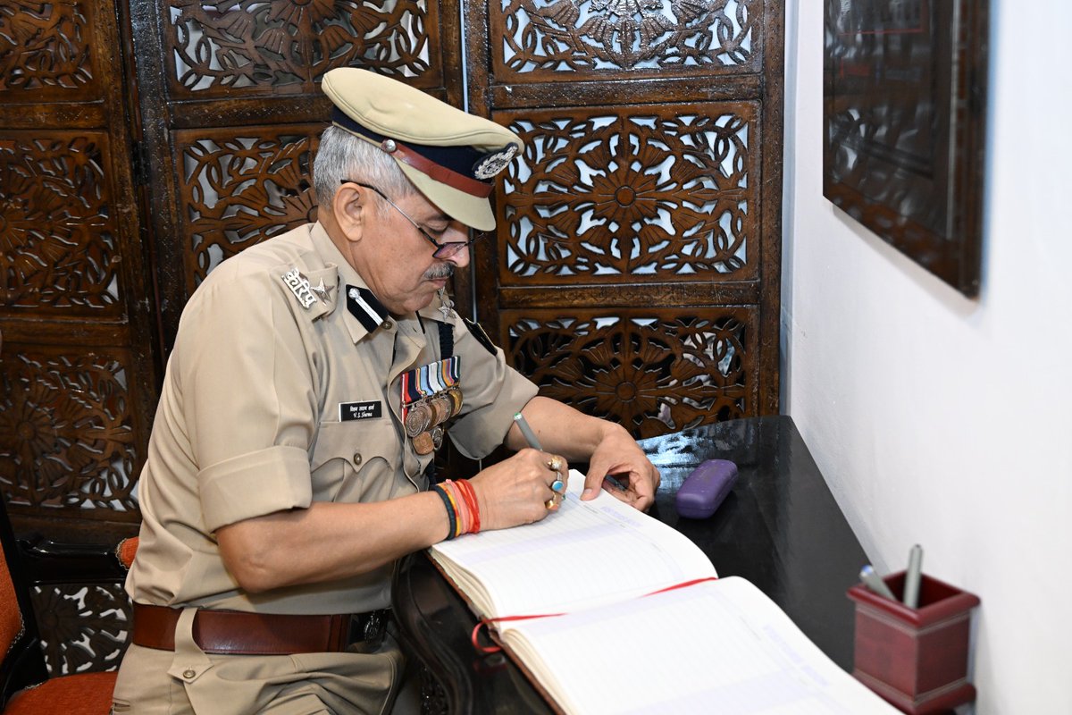 crpfindia's tweet photo. Shri Vishan Swaroop Sharma, DIG (Estt), was accorded a heartfelt farewell on his superannuation by Shri @gpsinghips, DG, #CRPF, along with senior officers at Force HQ.

A 23rd Batch CRPF officer, he rendered more than 33 years of dedicated service in diverse operational and administrative assignments across the country. He also served in the UN Mission in Bosnia and led his unit to be recognized as the Best Administrative & Operational Unit.

Recipient of the President’s Medal for Distinguished Service and Police Medal for Meritorious Service, his calm leadership and exemplary dedication have left a lasting impact on the Force.

The entire #CRPF fraternity wishes him good health, happiness & a rewarding retired life ahead.

#NationFirst
#Vandematram150
#MissionNaxalMuktBharat2026
@gpsinghips
@crpf_j
@CentralZoneCrpf
@northeast_zone
@southzone_hyd