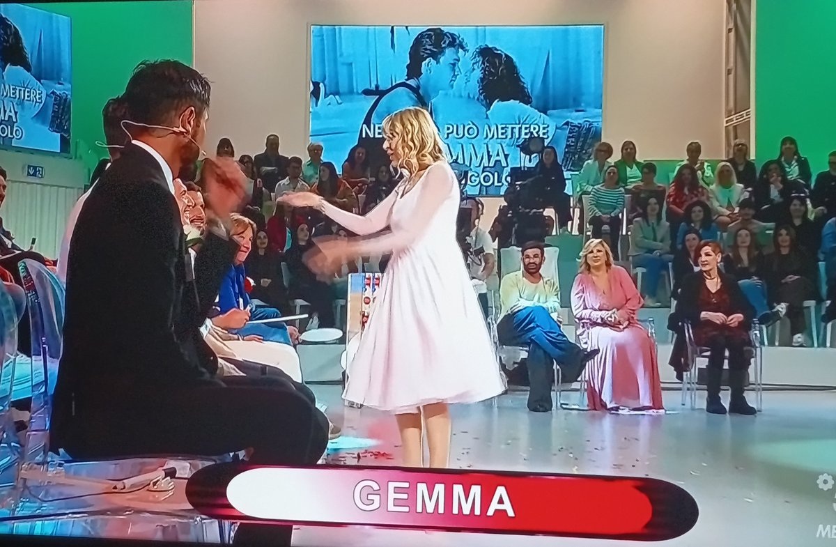 LabambaAlessio's tweet photo. NESSUNO PUÒ METTERE GEMMA IN UN ANGOLO 
#UOMINIEDONNE https://t.co/cDNxKm2SKm