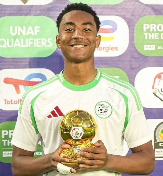 Jordandav0's tweet photo. 𝑴𝑶𝑼𝑯𝑨𝑴𝑴𝑨𝑫 𝑽𝑨𝑳𝑴𝒀 

🇩🇿 🇫🇷
LW/ST
Rennes u19
Algéria u17

Mouhammad Valmy was one of the players who stood out the most during the Africa U-17 Cup of Nations despite Algeria’s elimination from the competition. Although he could not prevent his side from going out, his performances particularly an outstanding display against Tanzania were among the most eye-catching individual displays of the tournament. 

His explosiveness, technical fluidity and ability to create danger in difficult situations made him one of the most intriguing attacking profiles throughout the competition.

Valmy profiles as an instinctive and highly agile attacking player capable of creating danger from multiple areas of the pitch thanks to his fluid movement and explosiveness over short distances. His game is built around unpredictability, quick directional changes and technical ease under pressure, allowing him to destabilise defenders even without major physical advantages.

Despite still possessing a relatively light frame and lacking physical impact in duels, Valmy compensates through excellent footwork, sharp first steps and elite evasion qualities. He is the type of player who rarely gets caught cleanly by defenders due to his agility, body flexibility and ability to change direction at high speed. His movement patterns make him particularly difficult to contain in tight spaces.

Offensively, he is capable of threatening depth in open space but can also create differences from deeper positions through progressive carries rather than purely through passing. His ball carrying is one of the most interesting aspects of his profile, as he can eliminate opponents through quick touches, body orientation and dynamic acceleration.

Technically, Valmy is extremely comfortable in possession. He shows a high touch frequency while dribbling and demonstrates excellent oriented first touches that immediately prepare his next action. His body orientation and scanning under pressure allow him to remain calm in congested areas and continue progressing play even in difficult situations.

Creatively, he constantly asks for the ball and looks to provoke defenders in one-versus-one situations. He possesses the technical ability to create separation and generate dangerous situations, particularly through inward crosses and quick combinations around the box. 

A particularly valuable aspect of his game is his comfort using both feet, making his actions far less predictable for defenders and allowing him to adapt naturally depending on the angle or pressure.

His one-touch play is also very precise, helping accelerate build-up sequences and facilitate quick ball progression. While he can participate in combination play and lay-offs, his game remains relatively simple in support phases, preferring efficiency and verticality.

Off the ball, Valmy is active in pressing situations and shows good willingness to contribute defensively. His energy and mobility allow him to close spaces quickly and participate in counter-pressing phases effectively.

At this stage of his development, his progression will largely depend on his ability to strengthen physically and continue refining the consistency of his technical execution, particularly in passing sequences over longer periods.

Overall, Mouhammad Valmy profiles as a dynamic, elusive and technically gifted attacking player, whose agility, press resistance and instinctive attacking qualities make him a highly uncomfortable profile to defend against. With further athletic development, he possesses the tools to become a very dangerous modern attacking weapon.