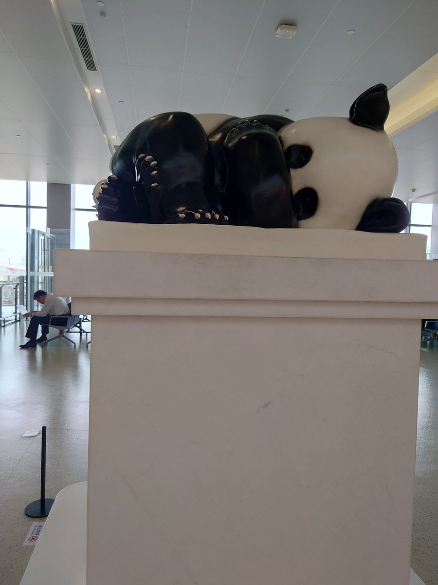 caisuiniu's tweet photo. 上海虹橋空港T1にいた大理石のパンダ
ポージングが謎 https://t.co/X3hHiy3CCs