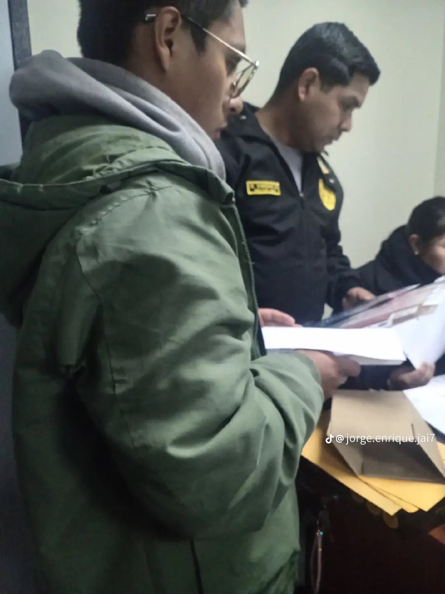 mirecarhuas's tweet photo. Abog Jorge Torres informó que estudiante Leonardo Fierro detenido en mitin de Keiko Fujimori en #Huancayo fue golpeado en la detención. Sigue detenido y pasará médico legista. Todo por protestar contra la Sra Kaos y llevar bandera en memoria de las víctimas de las masacres https://t.co/CVRU6QnLhI