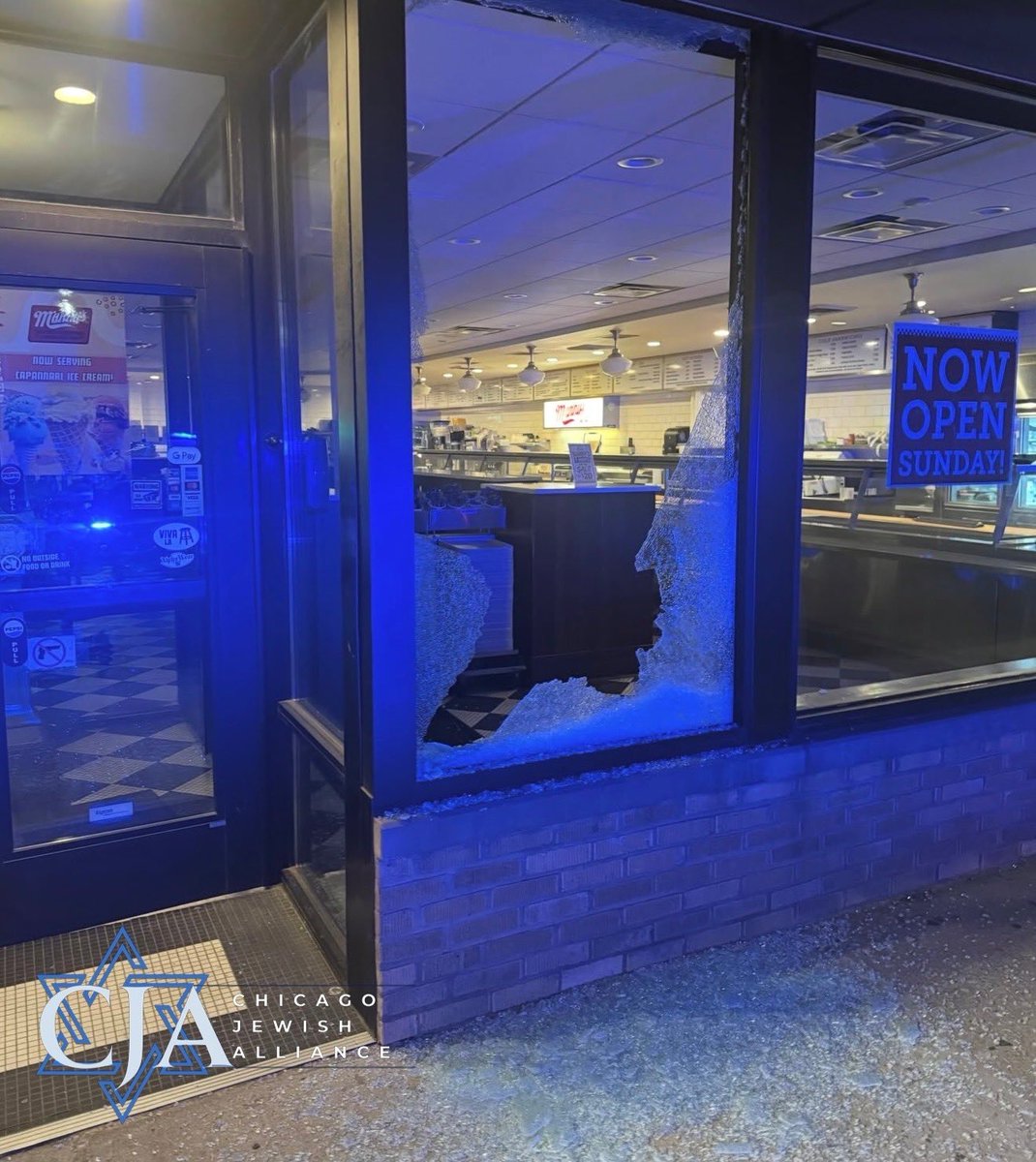 HenMazzig's tweet photo. In Chicago 🇺🇸, Manny's Deli, a Jewish-owned business, was broken into last night, leaving behind a smashed window. 

Police are still investigating. https://t.co/AAbtax5Bg1