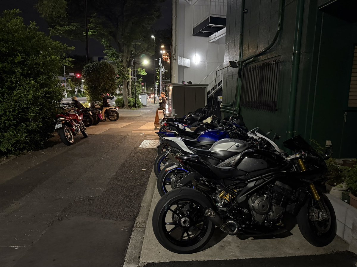 shinyomag's tweet photo. 平日の夜だよなぁ
バイクめちゃくちゃ多い
わちゃわちゃ

山とは違うな

#ユナイテッドカフェ世田谷 に来たらタンドリーチキンプレート！ https://t.co/HQ42W0Yx6i