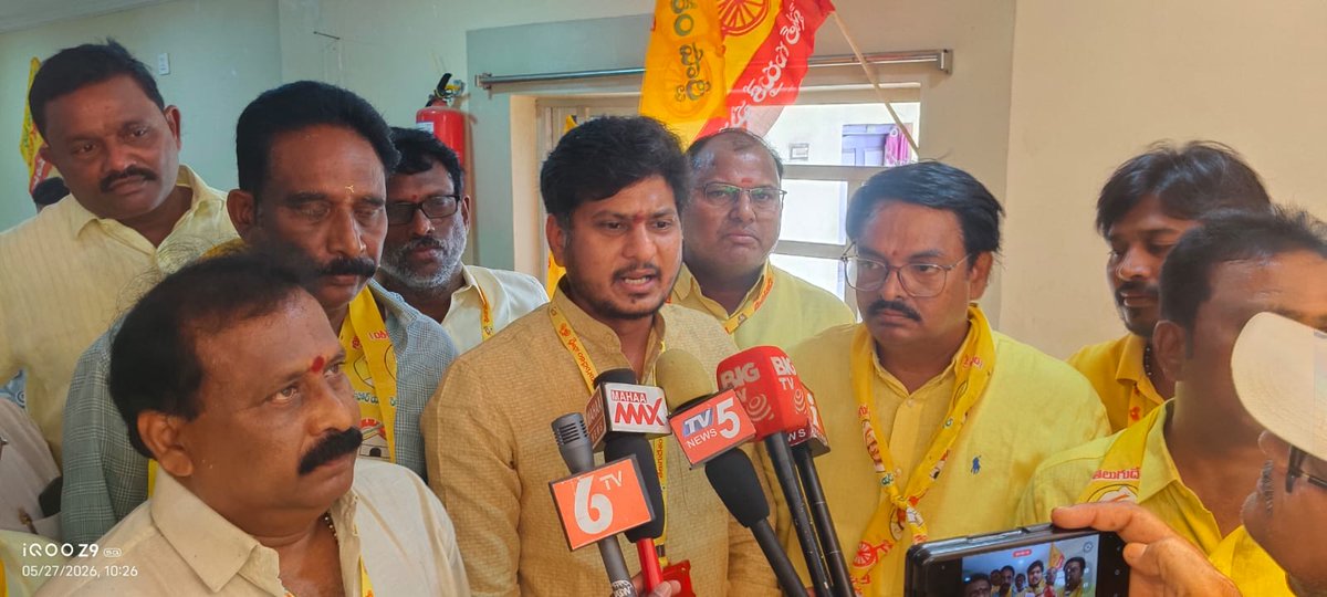BandaruTDP's tweet photo. డిజిటల్ మహానాడు విజయవంతం – కార్యకర్తలే పార్టీకి బలం

ఈ రోజు మాడుగుల న���యోజకవర్గ పరిధిలోని నాలుగు మండలాల్లో గల 9 క్లస్టర్లలో నిర్వహించిన డిజిటల్ మహానాడు కార్యక్రమాల్లో పాల్గొనడం ఆనందంగా ఉంది.

పార్టీ సిద్ధాంతాలు, భవిష్యత్ కార్యాచరణ, ప్రజా సంక్షేమమే లక్ష్యంగా ముందుకు సాగుతున్న తెలుగుదేశం పార్టీ బలోపేతానికి ప్రతి కార్యకర్త అంకితభావంతో పనిచేయడం అభినందనీయం.

ఈ కార్యక్రమంలో నియోజకవర్గ పరిశీలకులు దాసరి శ్రీనివాసరావు గారు, నాలుగు మండలాల తెలుగుదేశం పార్టీ నాయకులు, కార్యకర్తలు మరియు అభిమానులు పెద్ద సంఖ్యలో పాల్గొని కార్యక్రమాన్ని విజయవంతం చేశారు.

తెలుగుదేశం పార్టీ బలోపేతమే లక్ష్యంగా, కార్యకర్తల ఆశయాల సాధనే ధ్యేయంగా ముందుకు సాగుదాం.

#DigitalMahanadu